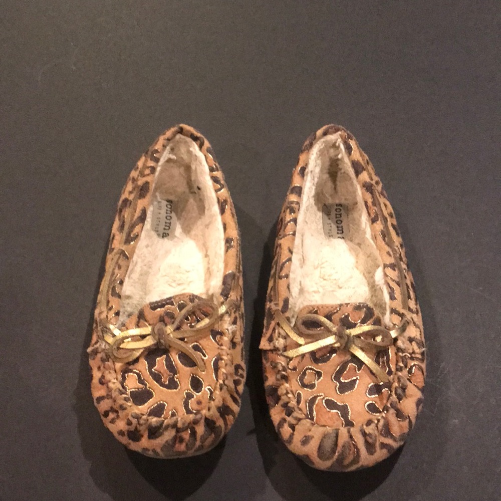 Girls animal print 🐆 moccasins